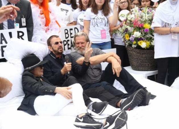 Yoko, Ringo & Jeff Bridges Have A 'Bed-In'