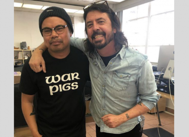 Dave Grohl Out Of His Arm Sling