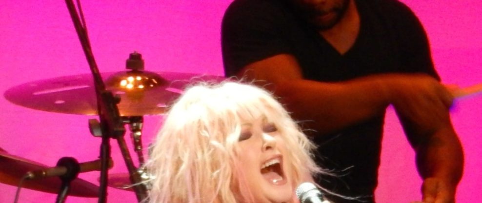 Cyndi Lauper Stung By Bee On Stage, Pulls Out Stinger & Continues Performing