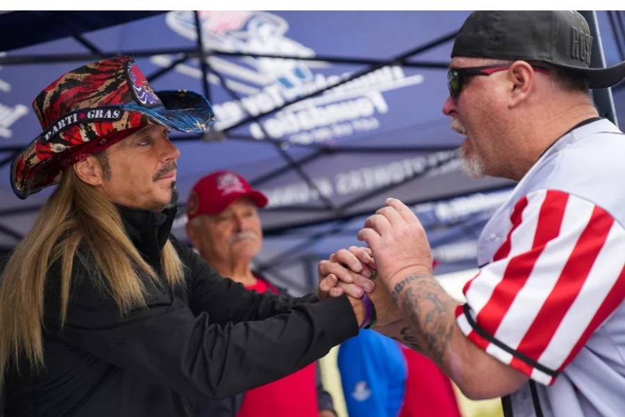 Poison's Bret Michaels Honors Veterans on 'Monday Night Football'