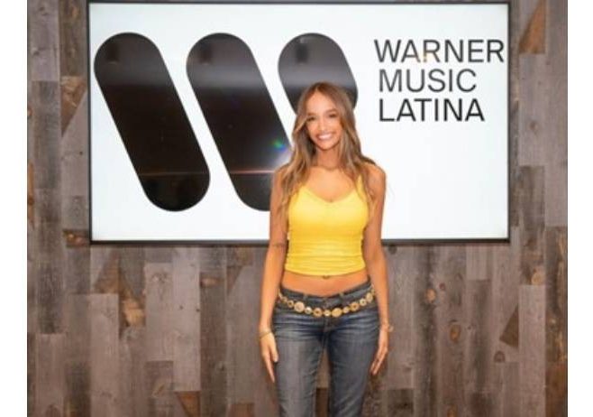 Argentine Songstress Nisi Signs With Warner Music Latina